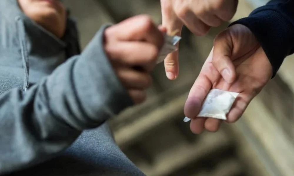 Σοκ στην Πάτρα: 12 συλλήψεις για διακίνηση ναρκωτικών σε σχολεία - Ανάμεσά τους 4 μαθητές